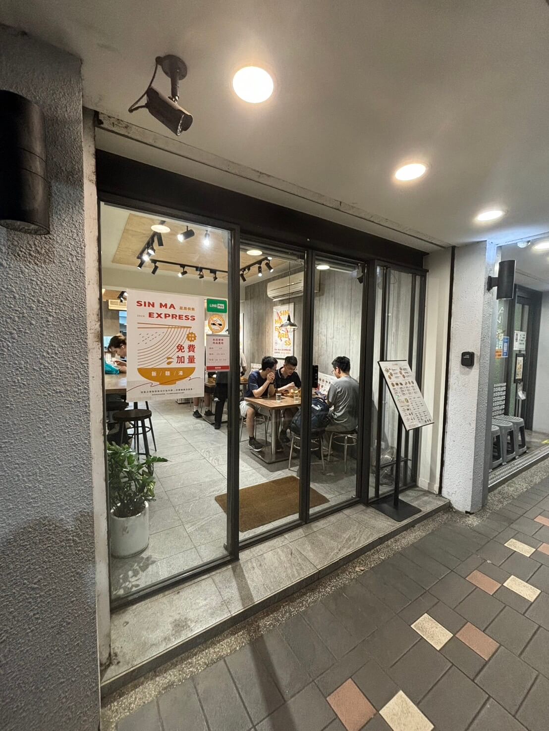 【台北|忠孝復興】 星馬快餐-大安區平價新馬料理,道地的海南雞飯免費加湯加飯。Xin Ma Express • 走吧走囉